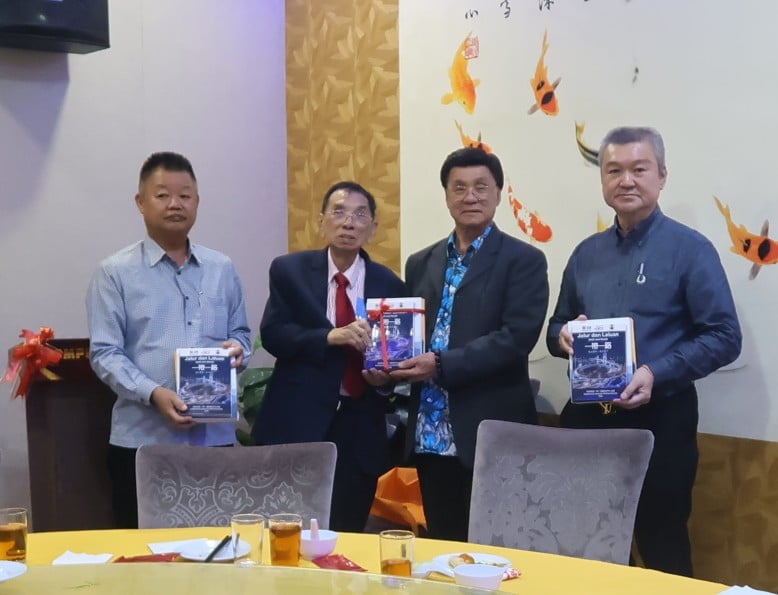 东:已签发:华总永久名誉会长丹斯里方天兴指出,马来西亚是首批参与“一带一路”的国家之一,而关丹在马中良好关系的基础上,成为该倡议的重要起点与战略据点。