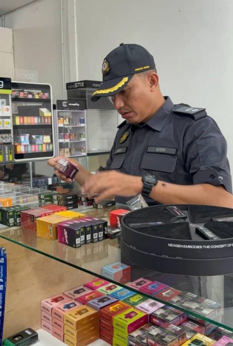 东:已签发:国内贸易及生活成本部登嘉楼分局于周二在两个县展开联合行动,突击检查四家涉嫌出售假冒电子烟补充液的商店。