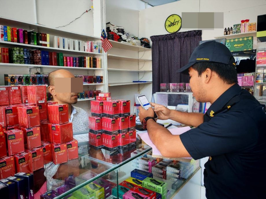 东:已签发:国内贸易及生活成本部登嘉楼分局于周二在两个县展开联合行动,突击检查四家涉嫌出售假冒电子烟补充液的商店。