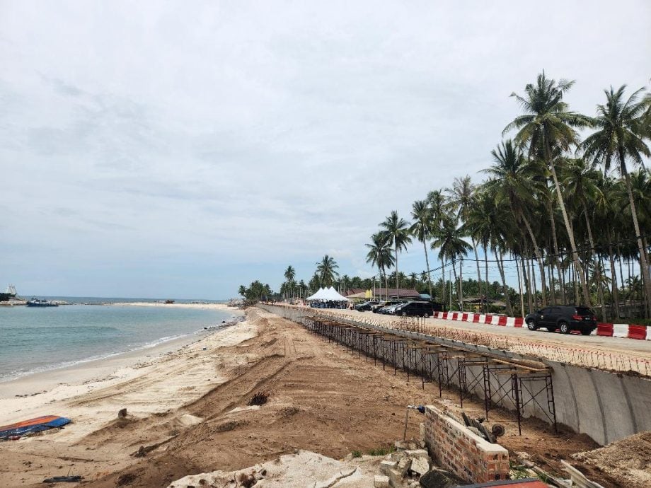 东:已签发:孟加邦德丽柏路通往巴都拉吉的沿海公路修建工程目前进展顺利,整体完成度已超过70%,比原定进度有所提前。