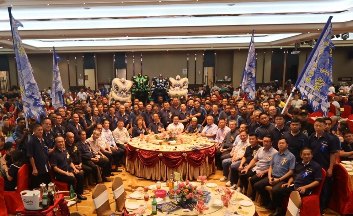 东:已签发:彭州行政议员沈春祥披露,公正党中央理事会已明确反映,汽油不能起价,因此呼吁民众静待首相拿督斯里安华宣布的消息。