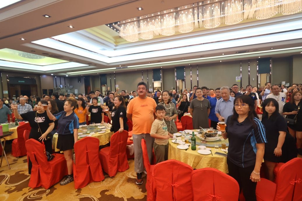 东:已签发:彭州行政议员沈春祥披露,公正党中央理事会已明确反映,汽油不能起价,因此呼吁民众静待首相拿督斯里安华宣布的消息。