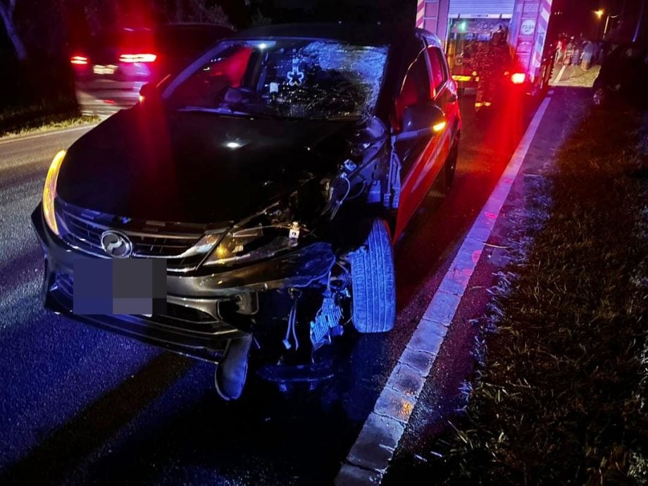 东:已签发:摩托车驶出路口后直接右转,一辆轿车闪避不及猛然撞上,导致骑士当场重伤身亡,其年仅一岁的儿子也严重受伤。