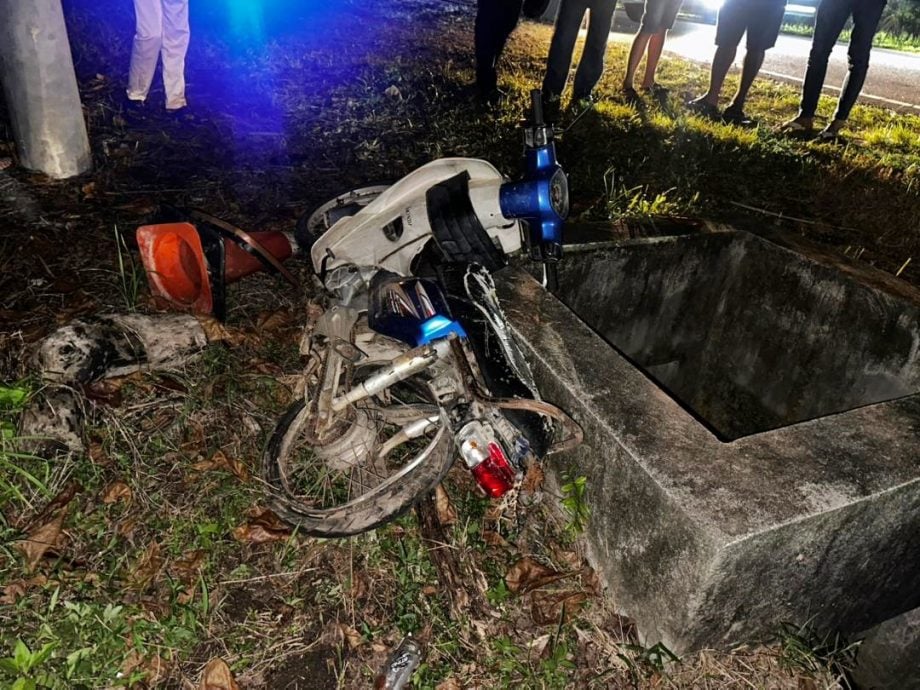 东:已签发:摩托车驶出路口后直接右转,一辆轿车闪避不及猛然撞上,导致骑士当场重伤身亡,其年仅一岁的儿子也严重受伤。