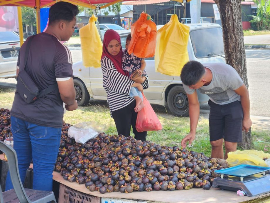 东：已签发：泰国进口山竹近期涌入本地市场，不仅价格相对低廉，品质亦媲美本地山竹，深受消费者青睐。