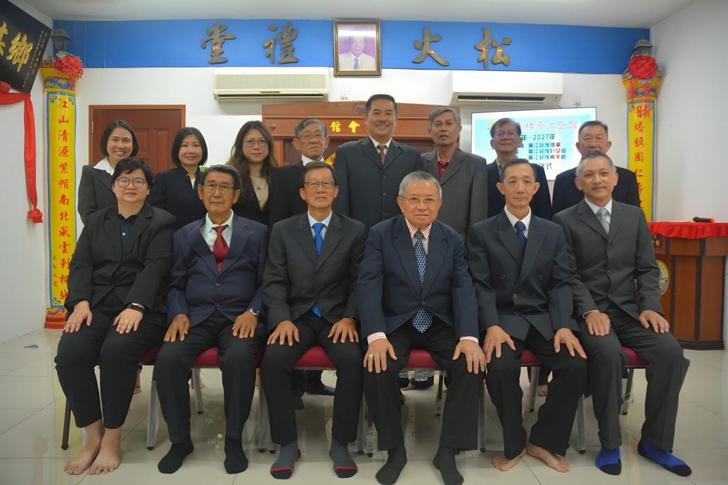 东：已签发：登嘉楼晋江会馆三机构新届理事日前举行宣誓就职仪式，并在顾问蔡尤祥的见证下正式就任。