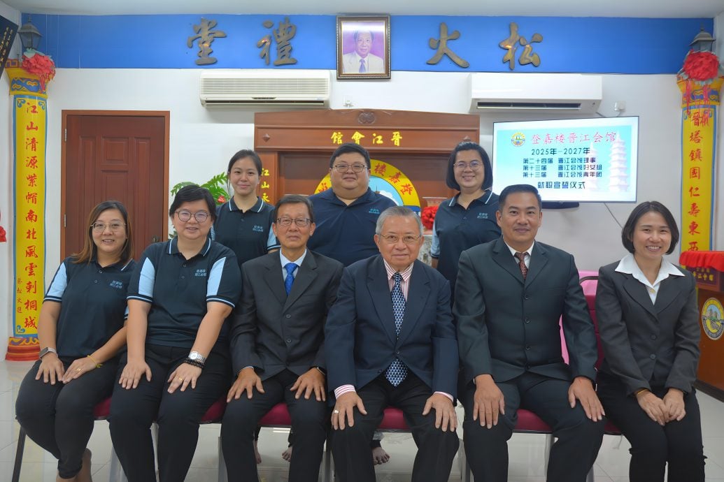 东：已签发：登嘉楼晋江会馆三机构新届理事日前举行宣誓就职仪式，并在顾问蔡尤祥的见证下正式就任。