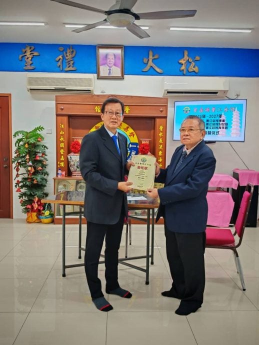 东：已签发：登嘉楼晋江会馆三机构新届理事日前举行宣誓就职仪式，并在顾问蔡尤祥的见证下正式就任。