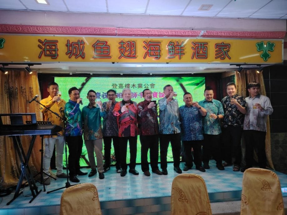 东:已签发:登嘉楼木业公会会长卢成良:业界团结一致,共同应对困境。