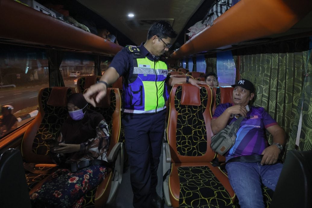 东:已签发:自7月1日起落实“安全带行动”,登州陆路交通局共开出4张罚单给不系安全带的长途巴士司机及乘客。