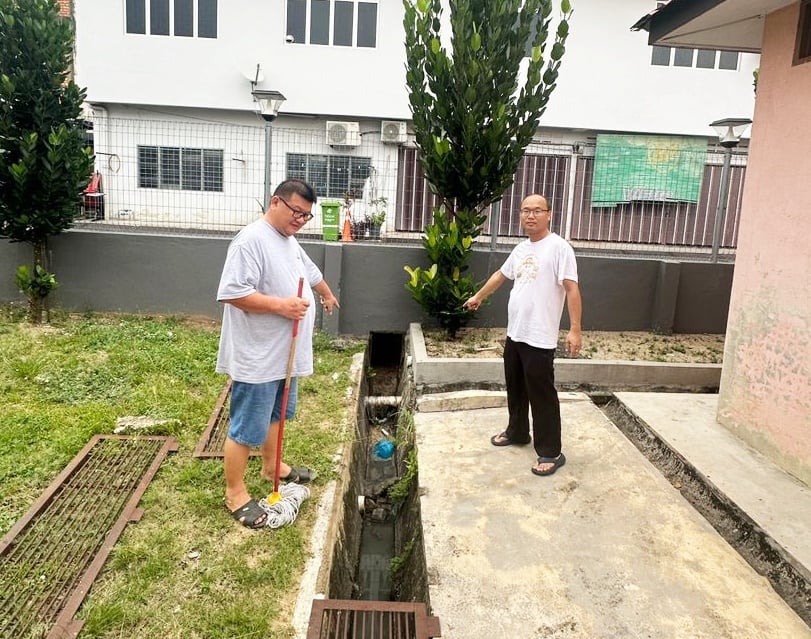 东:市区沟渠垃圾冲进直凉华小沟渠引起卫生隐忧 家协要求当局从源头解决问题