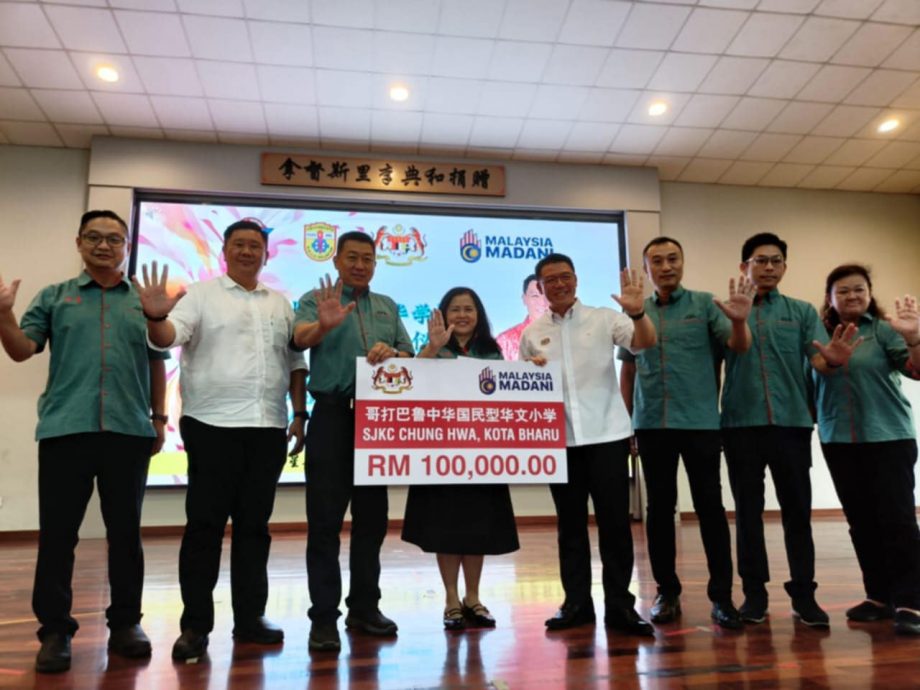 东:房屋及地方政府部长倪可敏莅临哥市中华学校,并拨款10万令吉给该校作为礼堂建设经费。