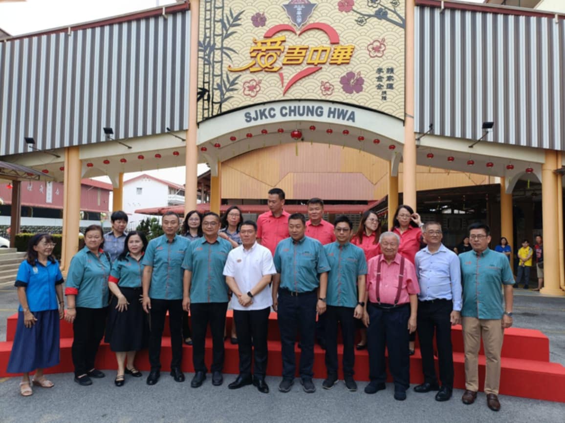 东:房屋及地方政府部长倪可敏莅临哥市中华学校,并拨款10万令吉给该校作为礼堂建设经费。