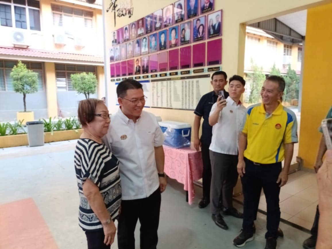 东:房屋及地方政府部长倪可敏莅临哥市中华学校,并拨款10万令吉给该校作为礼堂建设经费。