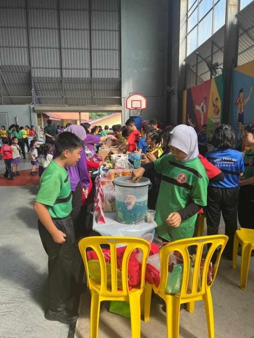 东:浮罗真隆培实华小举行86周年校庆庆典,并同步为校园内新落成的“甘玉华、江宝雪茶社”主持开幕仪式。让学生透过参加一系列丰富多元的活动,铭记这个特别的日子。