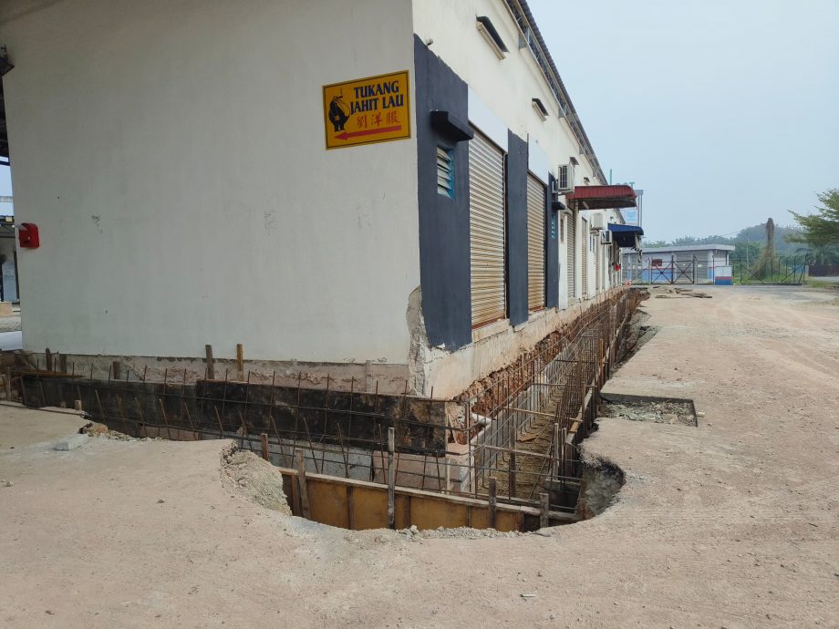 东：直凉巴士站小贩中心进行修复和沟渠工程