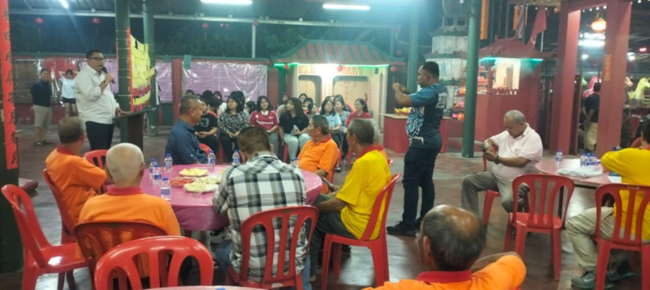 话望生关帝庙今年派发各级奖励金共5200令吉,共有32名学生受惠。