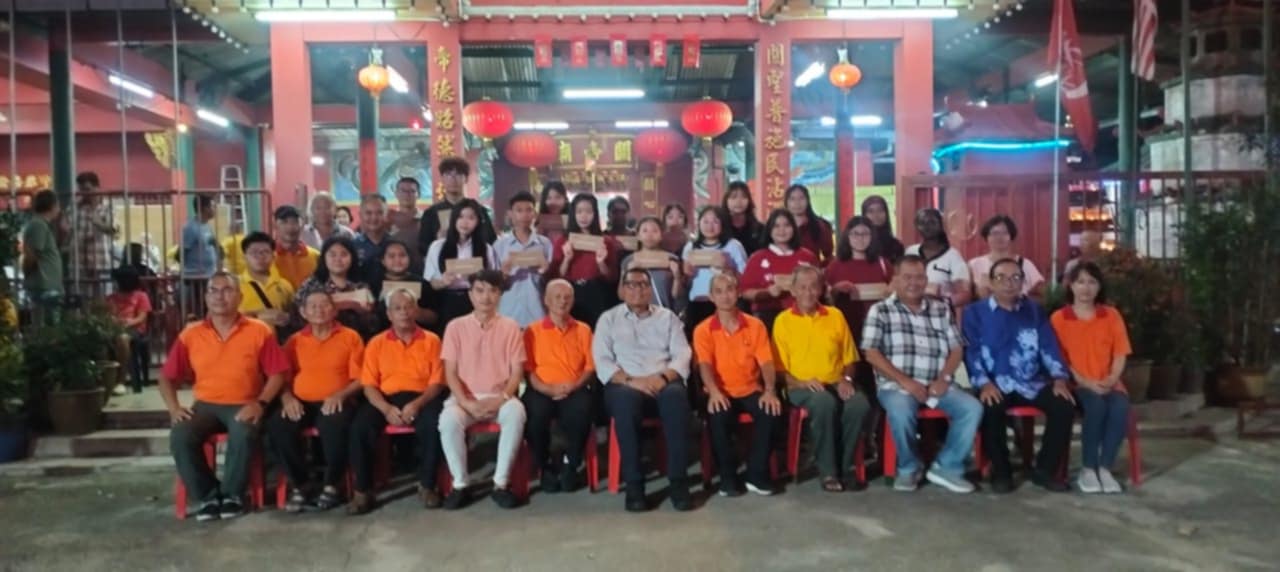 话望生关帝庙今年派发各级奖励金共5200令吉,共有32名学生受惠。