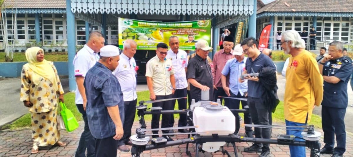 东：话望生种植商（榴梿/油棕）公会主席林锦志呼政府给榴梿种植人在各方面的援助。