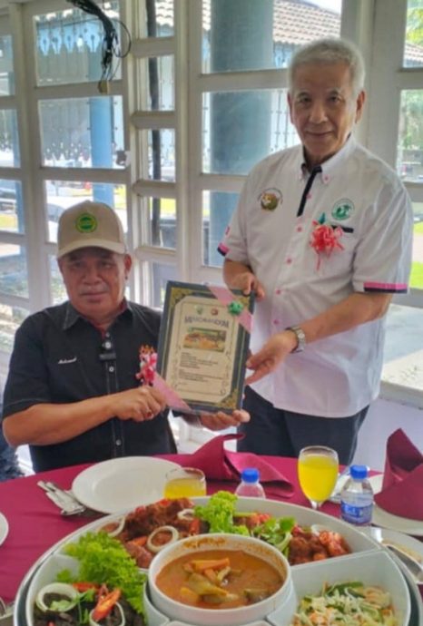 东：话望生种植商（榴梿/油棕）公会主席林锦志呼政府给榴梿种植人在各方面的援助。