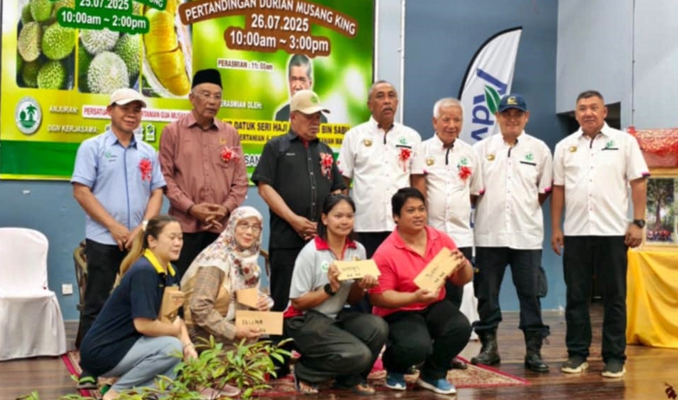 东：话望生种植商（榴梿/油棕）公会主席林锦志呼政府给榴梿种植人在各方面的援助。