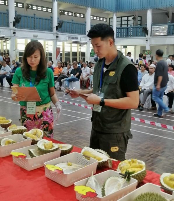 东：话望生种植商（榴梿/油棕）公会主席林锦志呼政府给榴梿种植人在各方面的援助。
