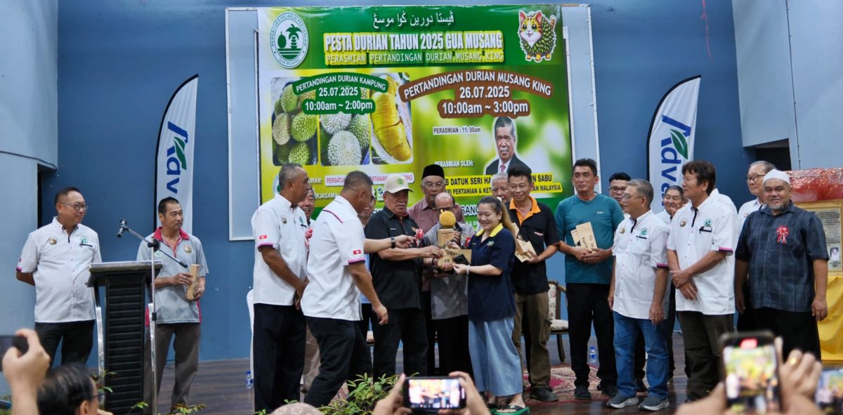 东：话望生种植商（榴梿/油棕）公会主席林锦志呼政府给榴梿种植人在各方面的援助。