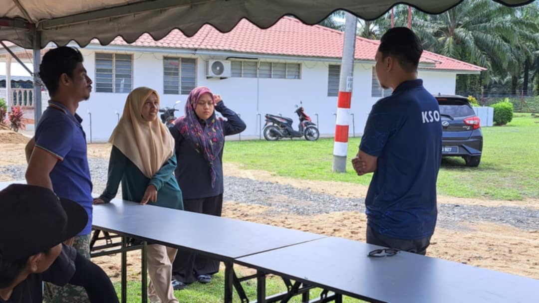 东：通讯及多媒体委员会前往丹州话望生的甘榜双溪日莱（Kampung Sungai Relai）进行探访，倾听受通讯覆盖问题困扰的村民心声，并展开现场调查。