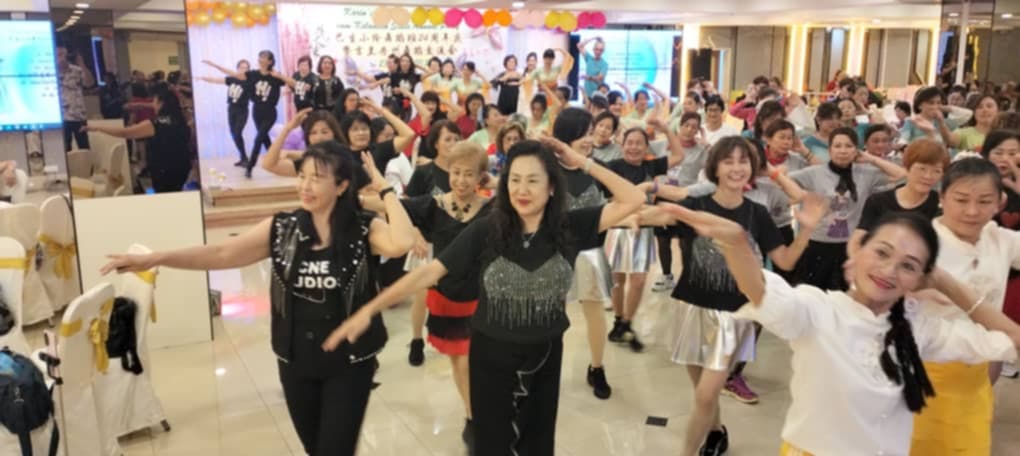 东:马华吉兰丹州妇女组名誉主席拿督李柳如率领40名丹州妇女联合排舞团与巴生小玲排舞团进行交流。