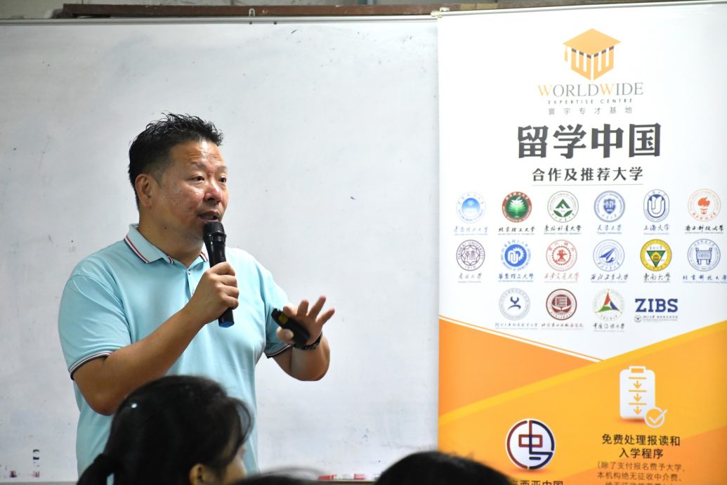 东:马来西亚中国一带一路促进会-寰宇专才基地来到吉兰丹,为丹州学子宣讲生涯规划与留学中国讯息。