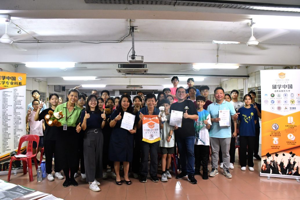 东:马来西亚中国一带一路促进会-寰宇专才基地来到吉兰丹,为丹州学子宣讲生涯规划与留学中国讯息。