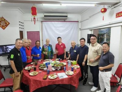 杨克浩率团访丹海南会馆  汇报世界海南大会进展
