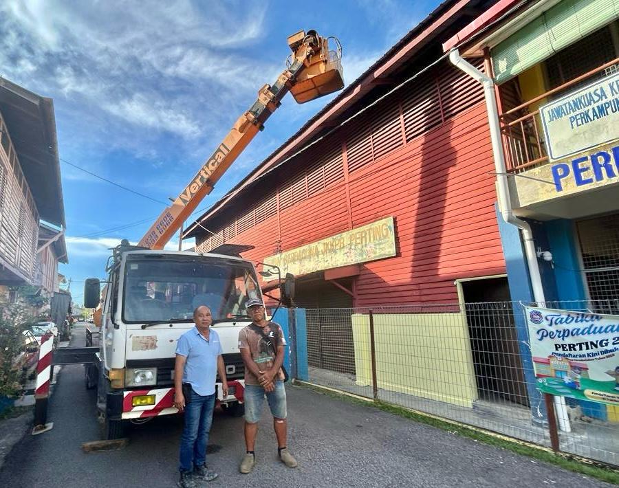 东：（已签发）两位村长助修复羽球场破损屋顶