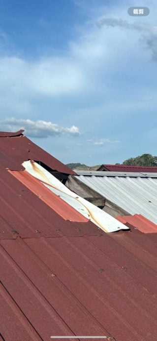 东：（已签发）两位村长助修复羽球场破损屋顶