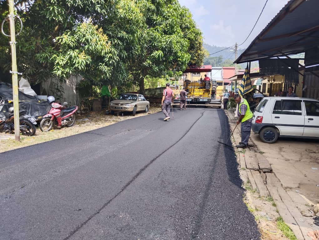 东:(已签发)劳勿大街后巷及比比路重铺沥青