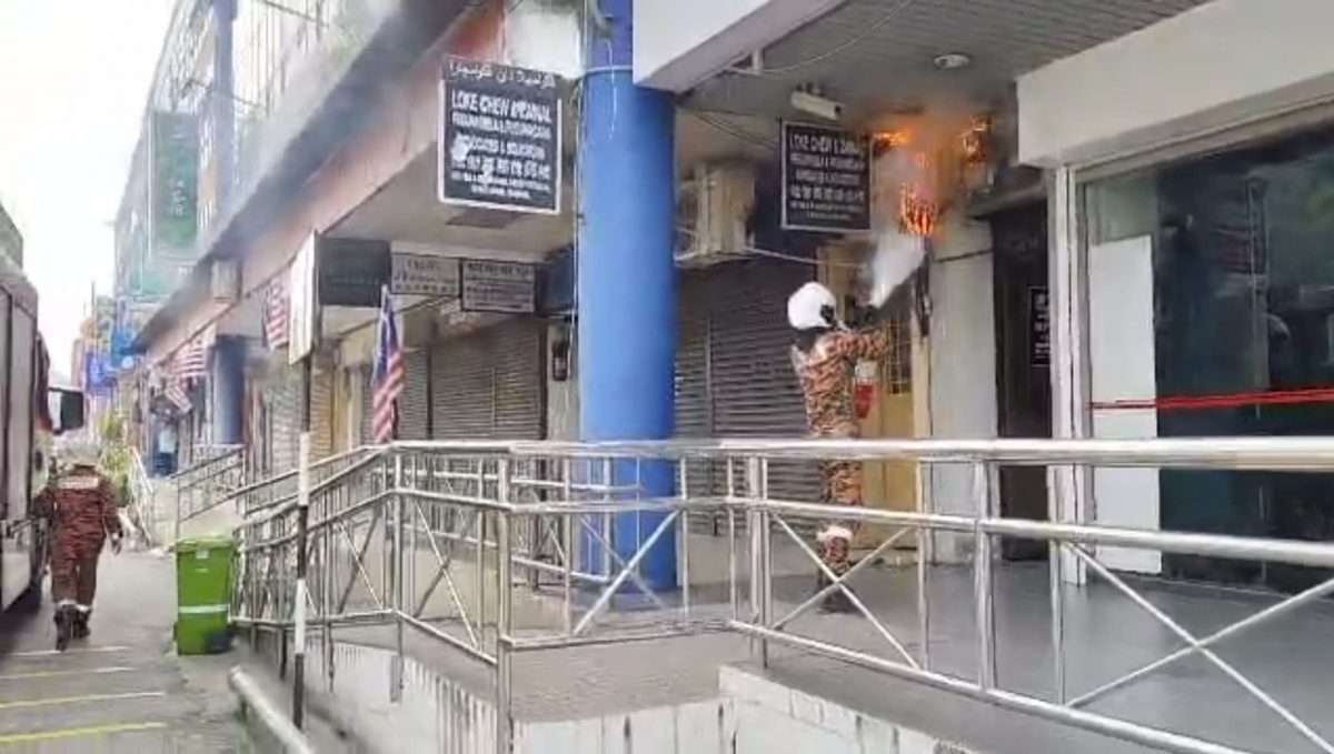 东:(已签发)劳勿立卑路商店电表爆炸起火,大众银行及同排商店暂停营业