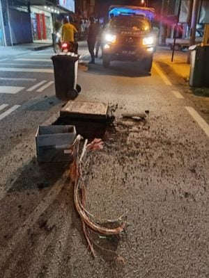 东：（已签发）双溪兰地下电缆三度被窃，事机败露窃贼逃之夭夭