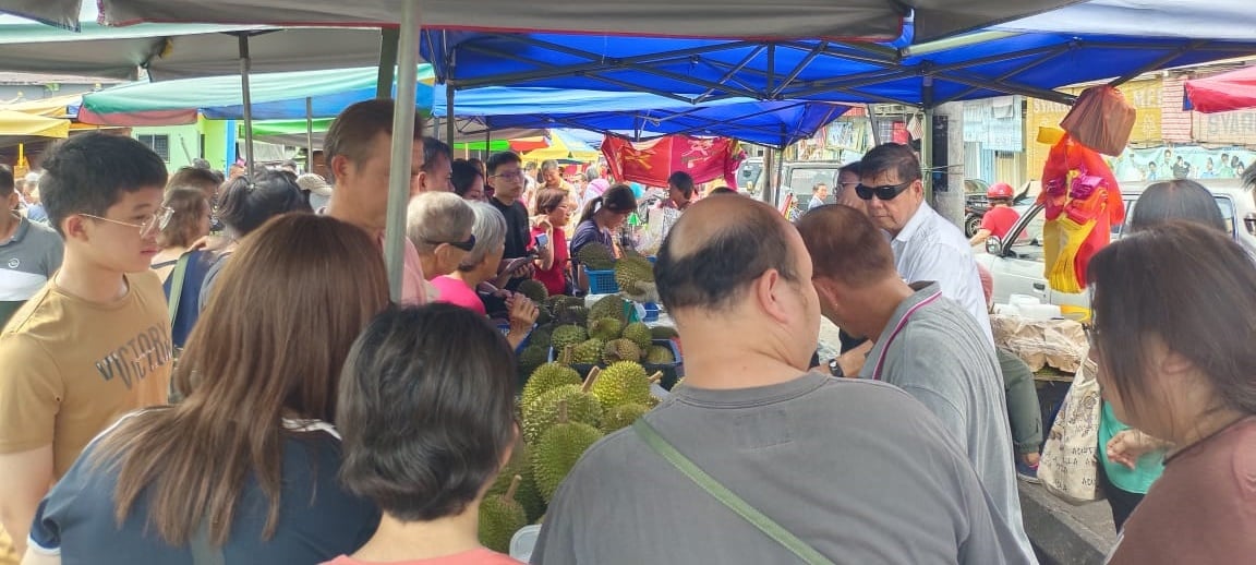东:(已签发)文冬榴梿跌价吸引广大游客到访
