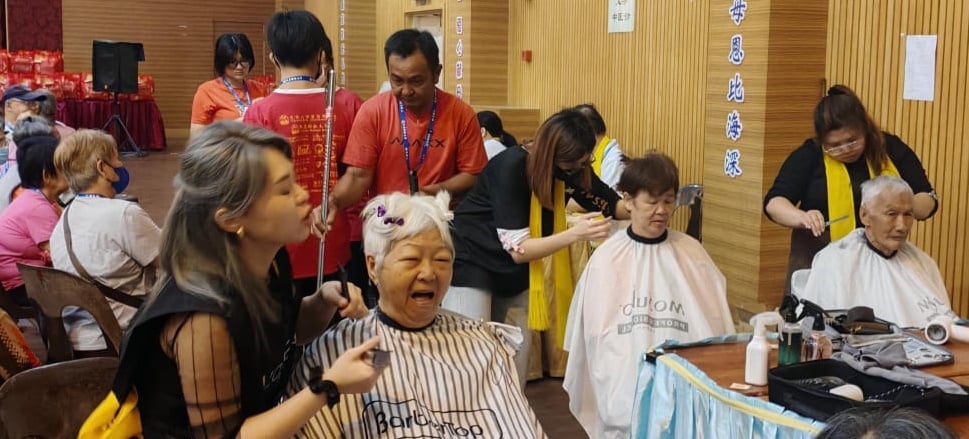 东：（已签发）文冬法雨寺慈悲敬老活动300长者受惠