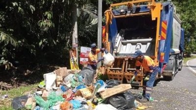 缺德者扔大量垃圾  云顶山脚旧路沦垃圾场