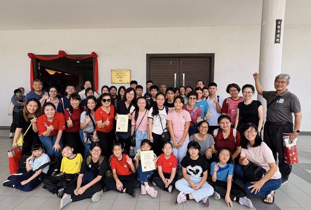 东:(已签发)淡属38书法爱好者参赛陈金火书法赛 2人获奖