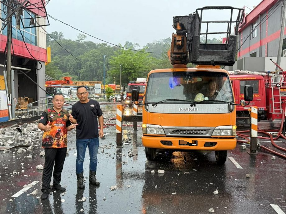 东:(已签发)玻璃口自愿消防队主席林胜鸿:水槽消防车运抵盼提高救火工作