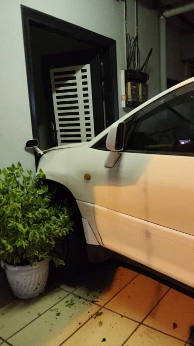 东:(已签发)疑误踩油门撞向洗肾中心铁门 幸无人受伤