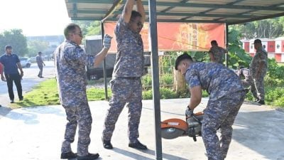淡马鲁市会取缔  拆道路保留地凉棚