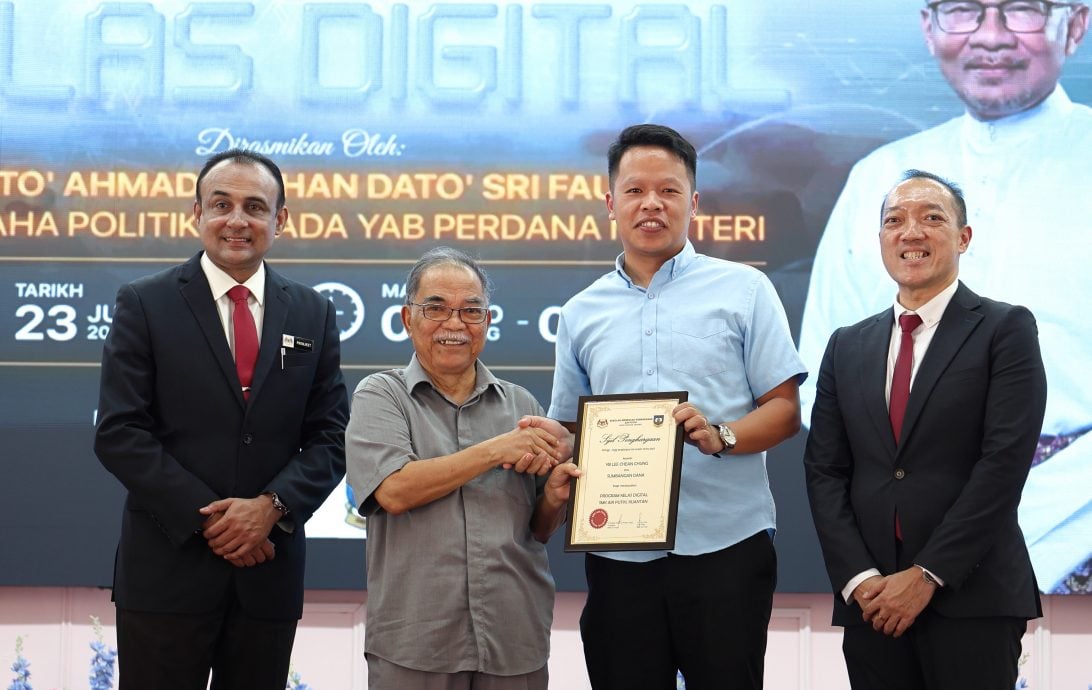 东:(已签发)阿亦布爹中学“精明课室”推介礼 全校迈向数码转型