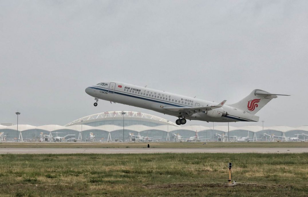 中国国产909客机首次载旗执国际商业航班