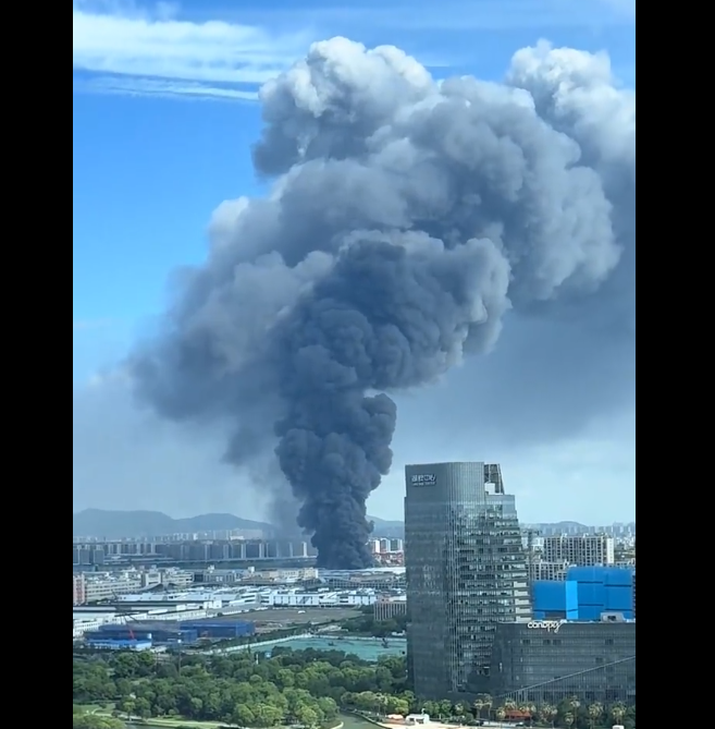 中国杭州汽车配件中心惊传大火 骇人浓烟直冲天际