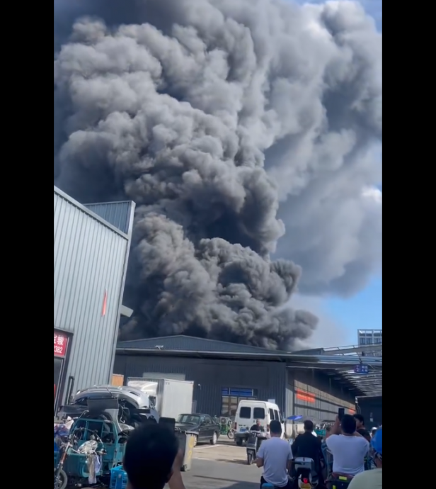中国杭州汽车配件中心惊传大火 骇人浓烟直冲天际