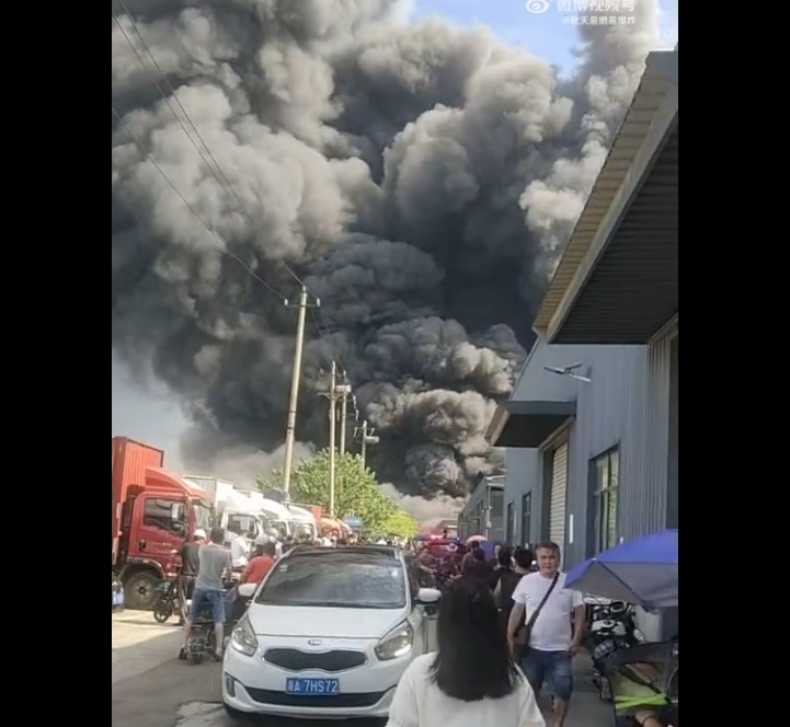 中国杭州汽车配件中心惊传大火 骇人浓烟直冲天际