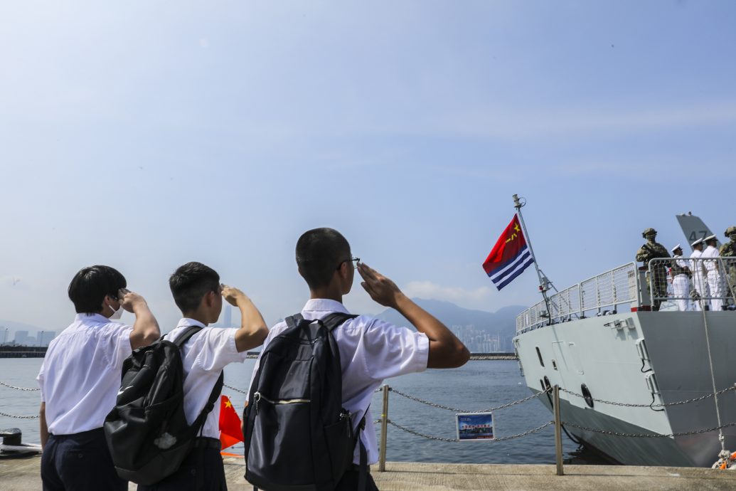 中国海军山东舰航母编队圆满结束访问离开香港